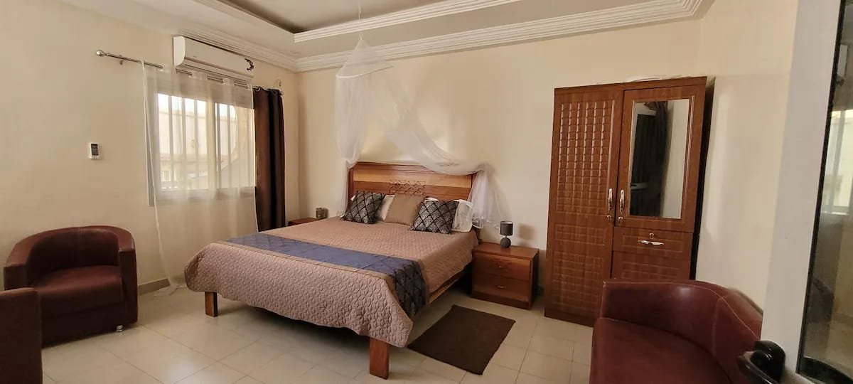 Chambre principale de l'appartement élégant Dakar